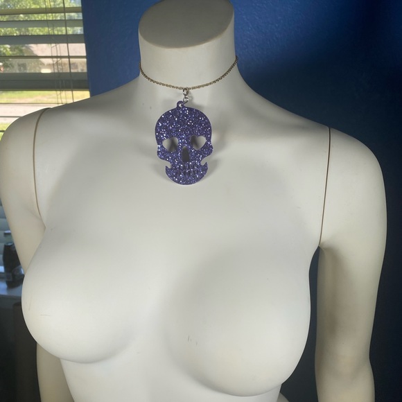 Purple glitter resin skull pendant - Picture 4 of 7